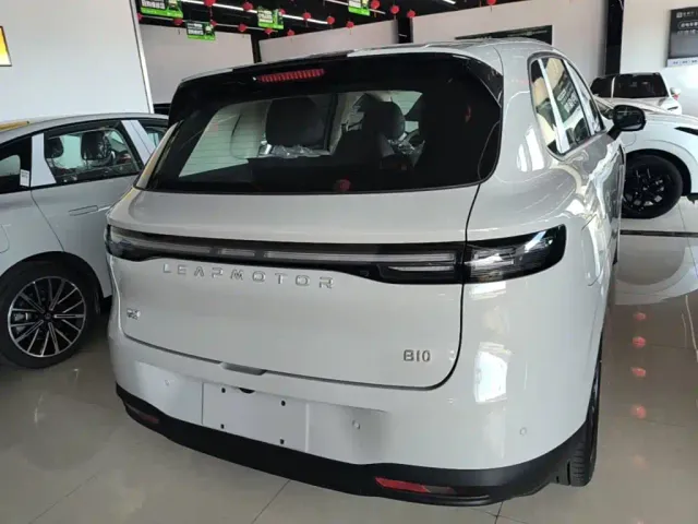 Leapmotor B10 — Фото автомобиля 5