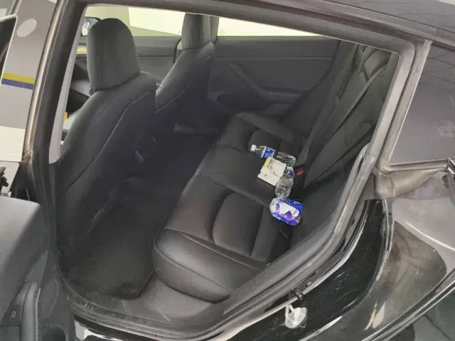Tesla Model 3 — Фото автомобиля 11
