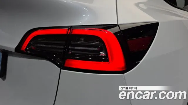 Tesla Model Y — Фото автомобиля 8