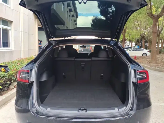 Tesla Model Y — Фото автомобиля 18