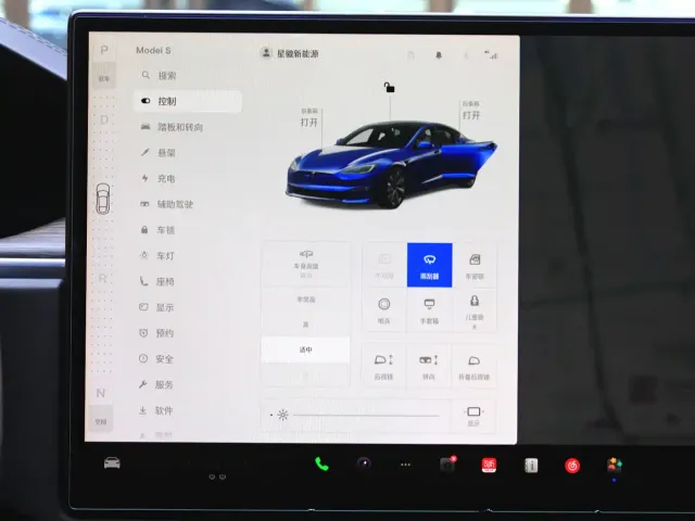 Tesla Model S — Фото автомобиля 12