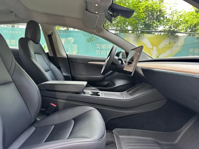 Tesla Model 3 — Фото автомобиля 12