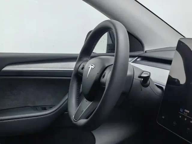 Tesla Model Y — Фото автомобиля 22