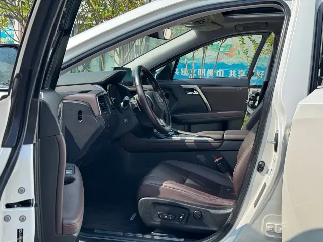 Lexus RX — Фото автомобиля 4