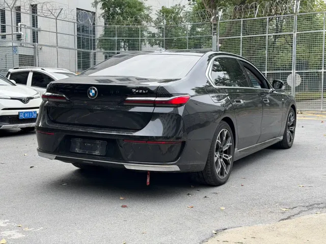 BMW 7 Series — Фото автомобиля 16