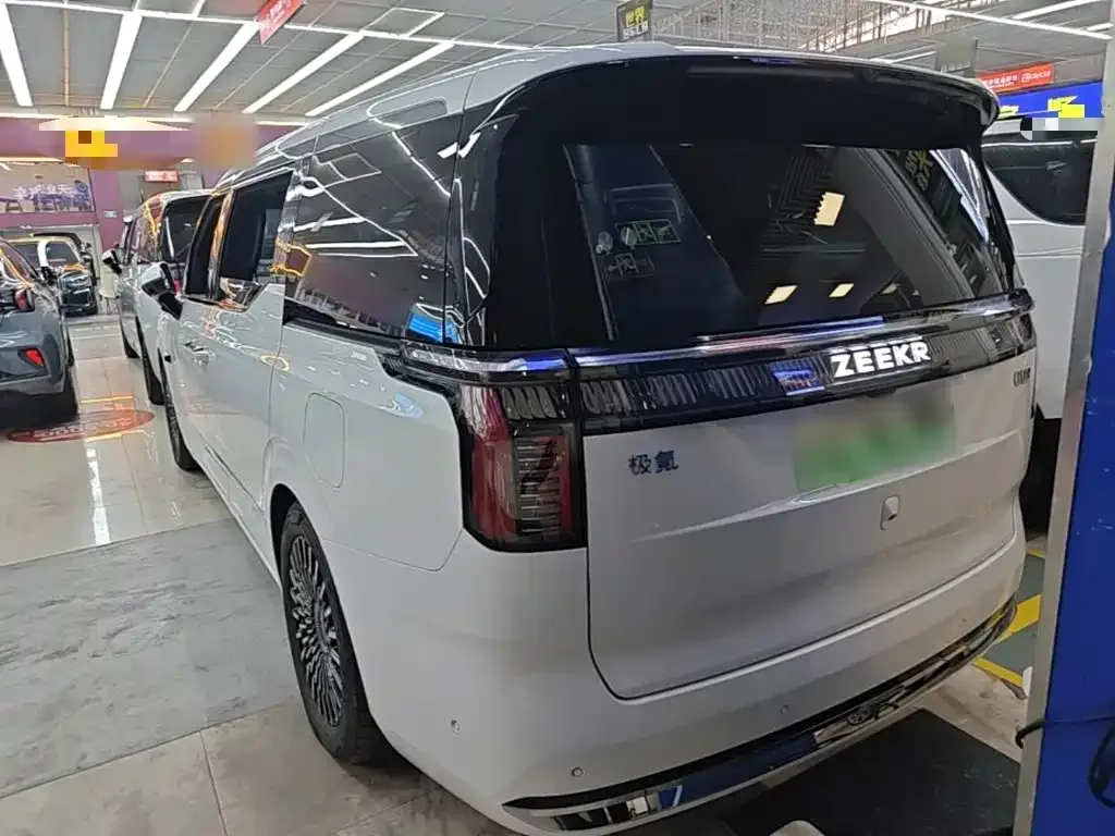 ZEEKR Zeekr 009 2024 7-Seat Aisle AWD Version 108kWh — Фото автомобиля 4