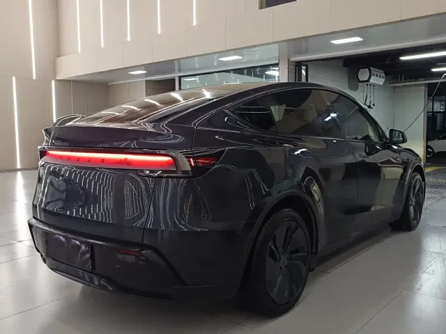 Tesla Model Y — Фото автомобиля 8