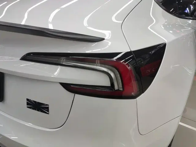 Tesla Model 3 — Фото автомобиля 7