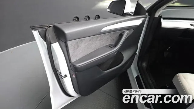 Tesla Model Y — Фото автомобиля 18