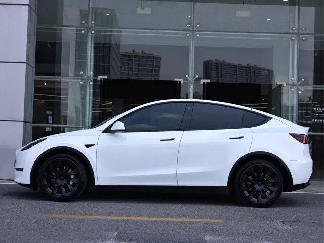Tesla Model Y — Фото автомобиля 8