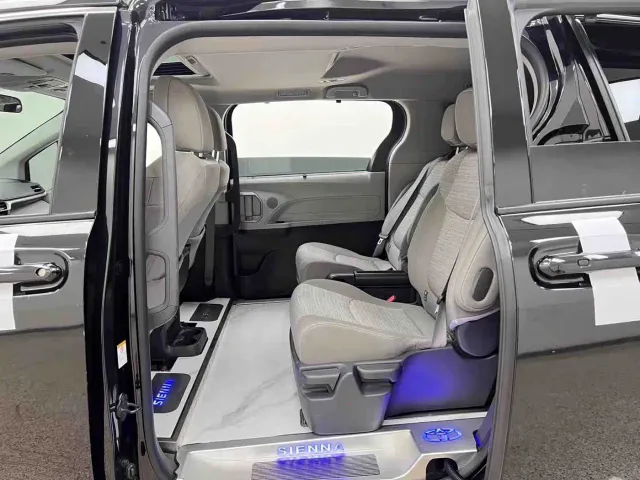 Toyota Sienna — Фото автомобиля 9