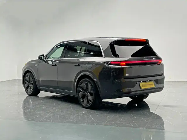 Li Auto L8 — Фото автомобиля 4