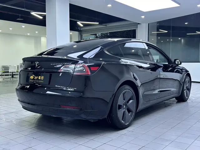Tesla Model 3 — Фото автомобиля 9