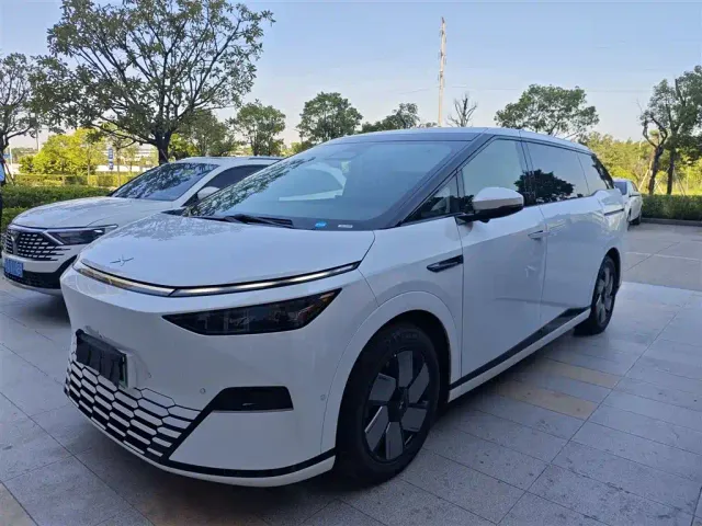 Фотография автомобиля — Xpeng X9