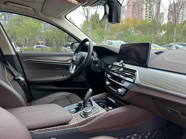 BMW 5 Series — Фото автомобиля 13