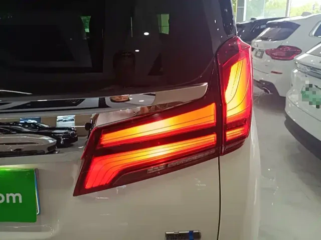 Toyota Alphard — Фото автомобиля 7