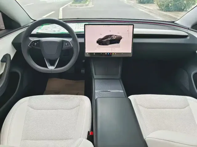 Tesla Model 3 — Фото автомобиля 4