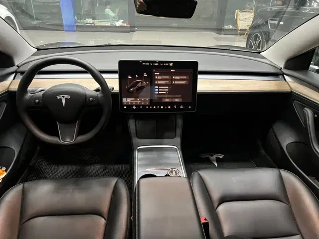 Tesla Model 3 — Фото автомобиля 5