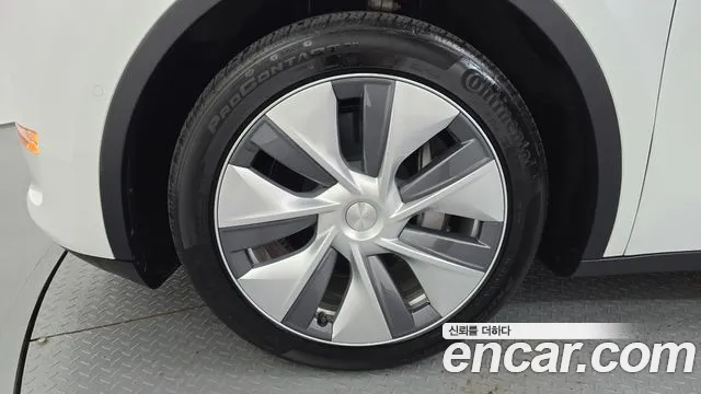 Tesla Model Y — Фото автомобиля 5