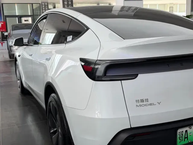 Tesla Model Y — Фото автомобиля 5