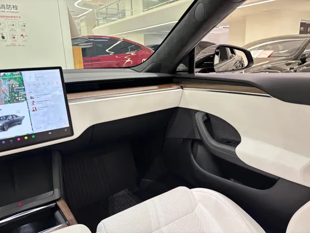 Tesla Model S — Фото автомобиля 14
