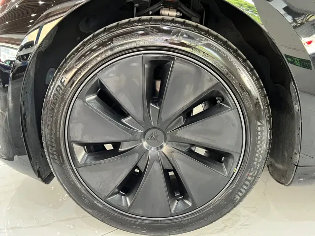 Tesla Model 3 — Фото автомобиля 17