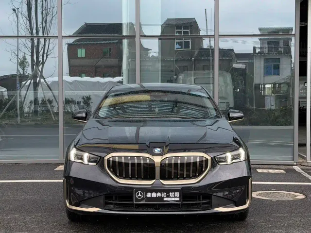 BMW 5 Series — Фото автомобиля 2