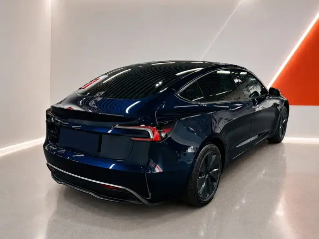 Tesla Model 3 — Фото автомобиля 6