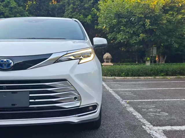 Toyota Sienna — Фото автомобиля 10
