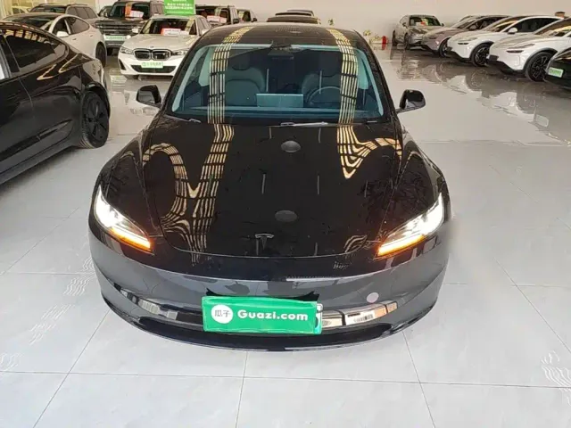 Tesla Model 3 — Фото автомобиля 2