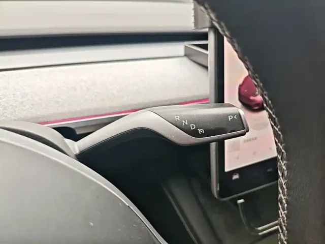 Tesla Model Y — Фото автомобиля 13