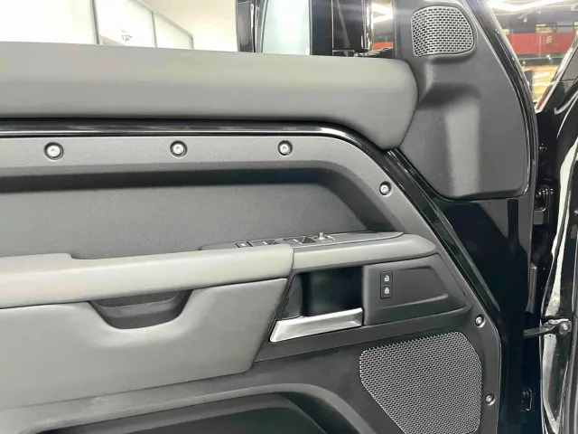 Land Rover Defender — Фото автомобиля 17