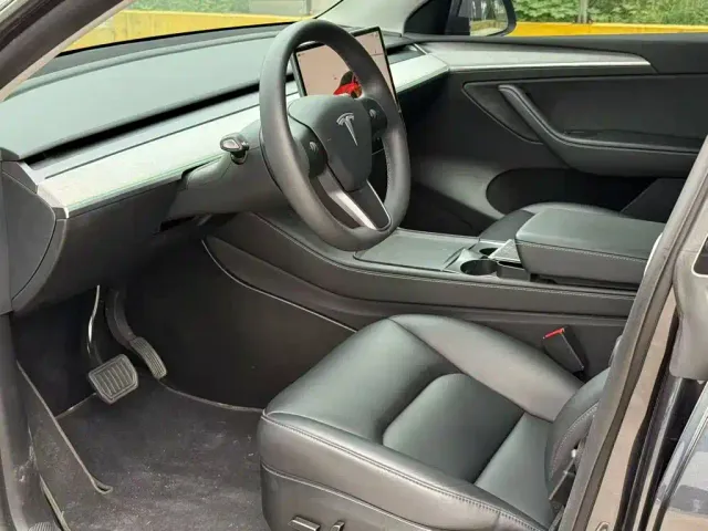 Tesla Model Y — Фото автомобиля 3