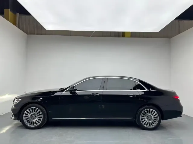 Mercedes-Benz E-Class — Фото автомобиля 3