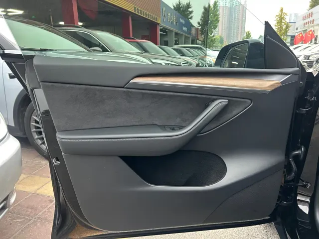 Tesla Model Y — Фото автомобиля 14