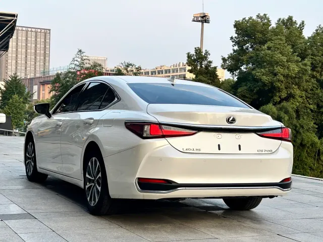 Lexus ES — Фото автомобиля 5