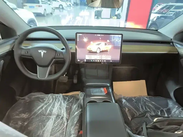 Tesla Model Y — Фото автомобиля 9