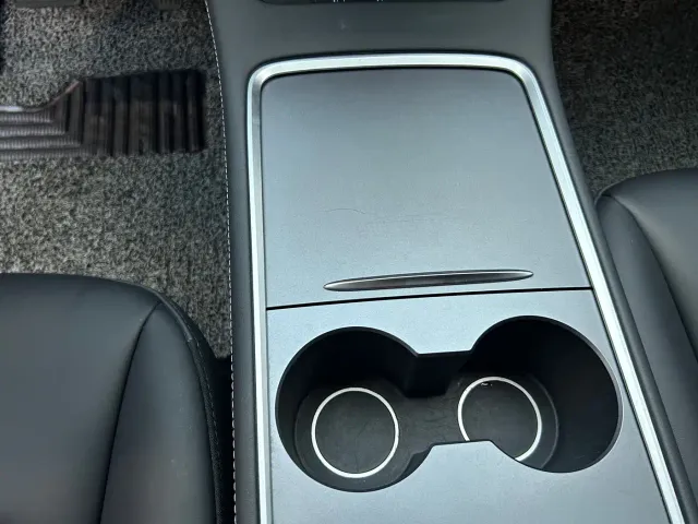 Tesla Model Y — Фото автомобиля 17