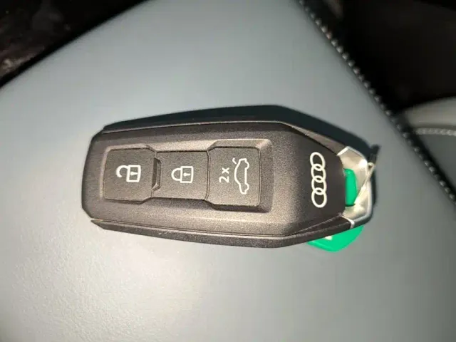 Audi Q6L e-tron — Фото автомобиля 8