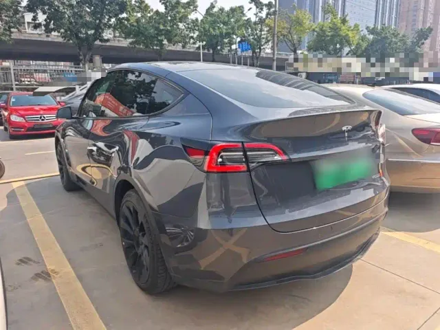 Tesla Model Y — Фото автомобиля 4