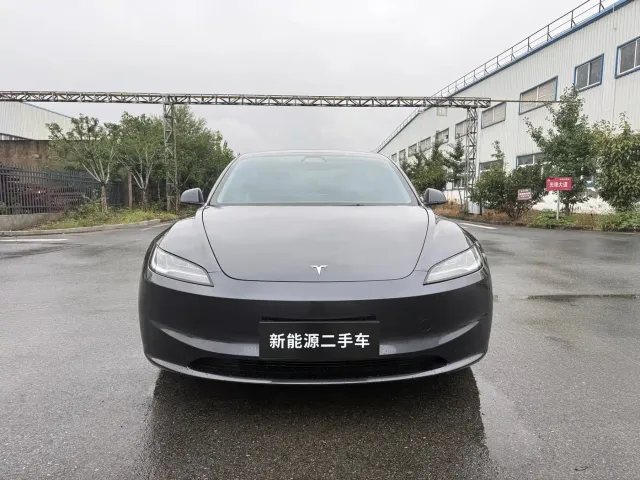 Tesla Model 3 — Фото автомобиля 2