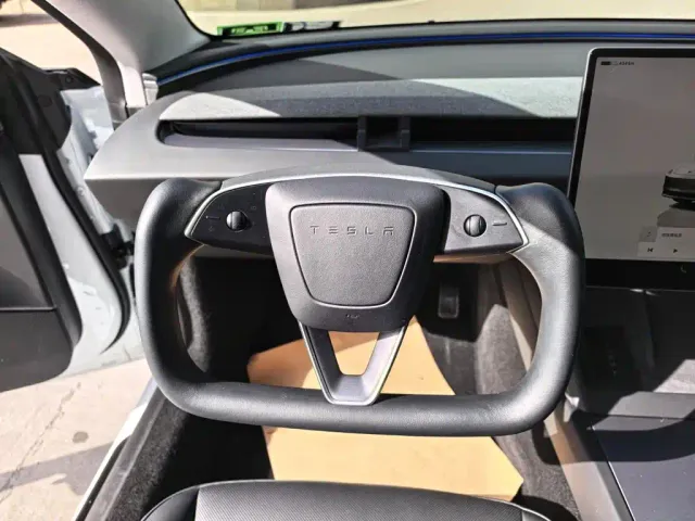 Tesla Model 3 — Фото автомобиля 8