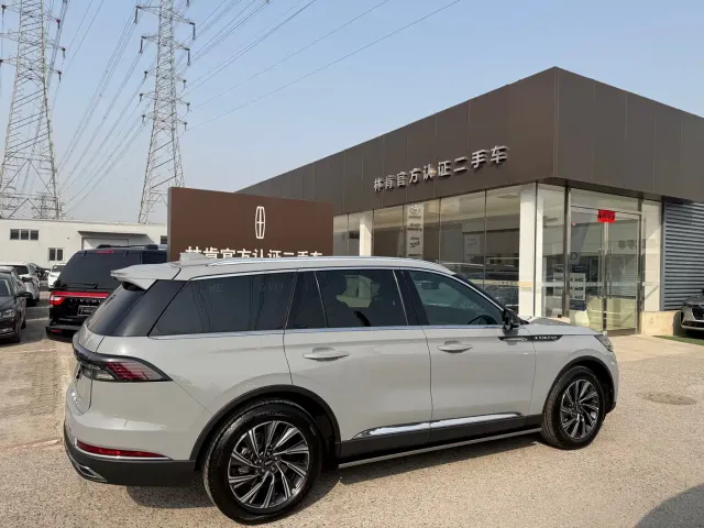 Lincoln Aviator — Фото автомобиля 3
