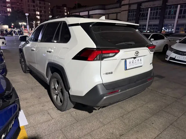 Toyota RAV4 — Фото автомобиля 11