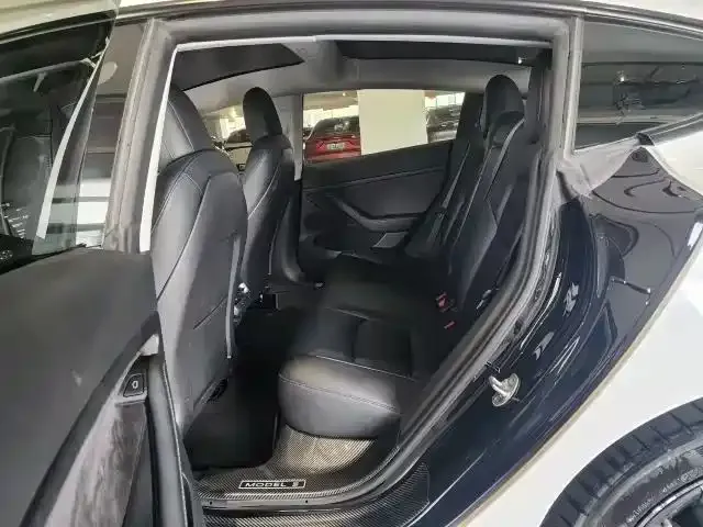 Tesla Model 3 — Фото автомобиля 5