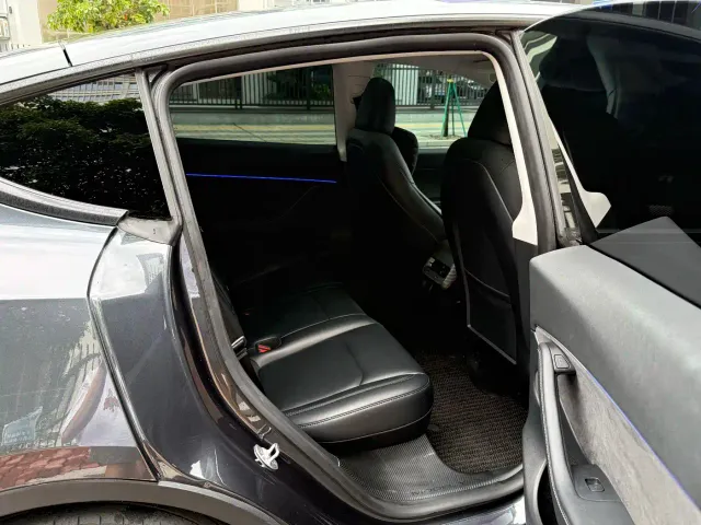 Tesla Model Y — Фото автомобиля 18
