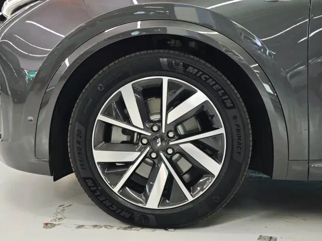 Li Auto L8 — Фото автомобиля 3