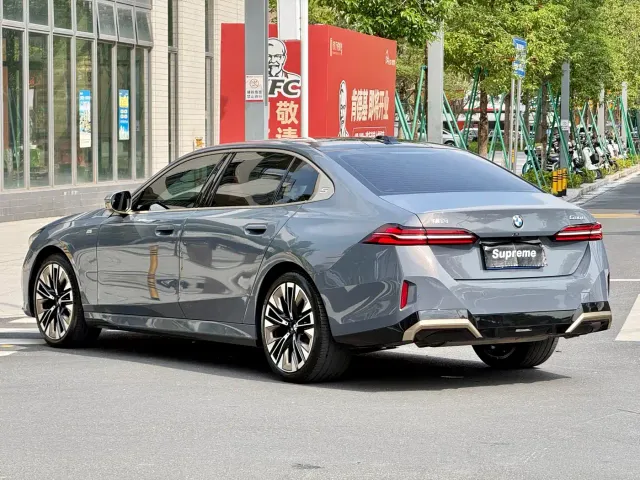 BMW 5 Series — Фото автомобиля 9