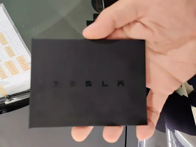 Tesla Model 3 — Фото автомобиля 8