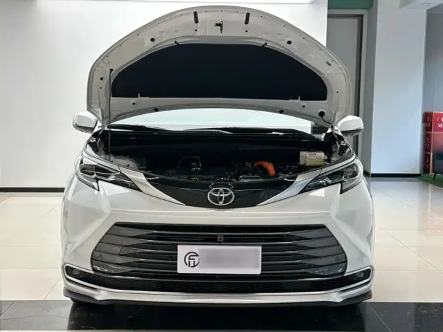 Toyota Sienna — Фото автомобиля 2